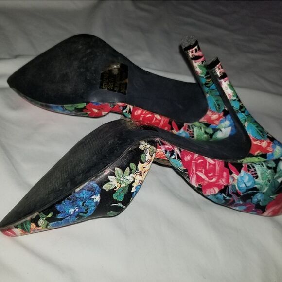 High heels  flower designs well worn - Picture 9 of 14